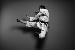 Miri mit gesprungenem Kick
